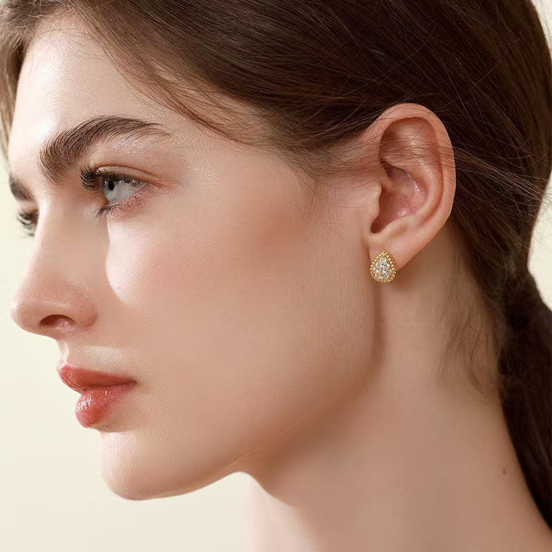 Minimalist S925 Sterling Silver Moissanite Stud Earrings for Women / Fashionable 18K Gold Teardrop Earrings New Arrival