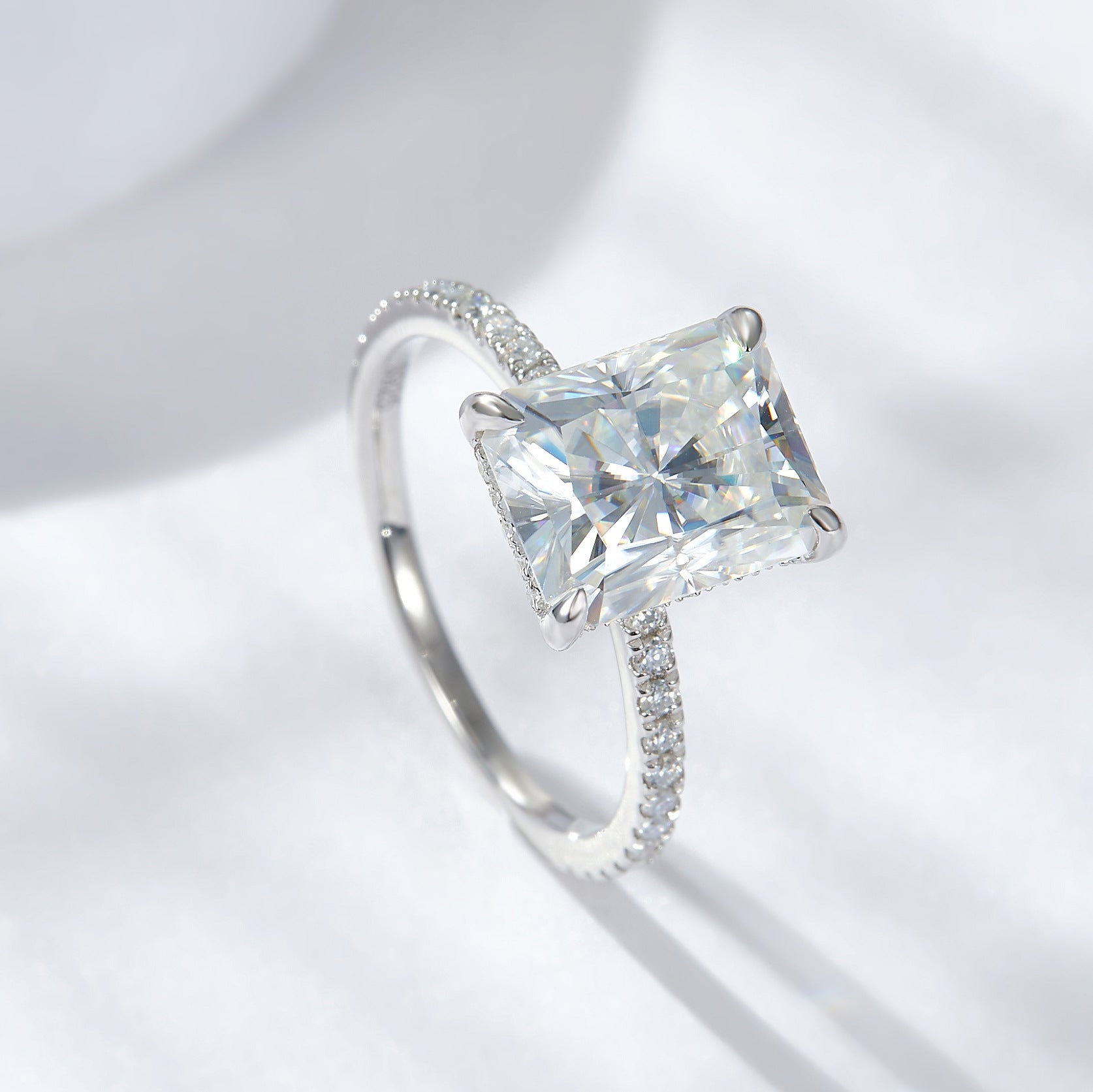 Felistly Jewelry：Bestselling 4ct 8x10mm Radiant-Cut White Gold Moissanite Engagement Ring