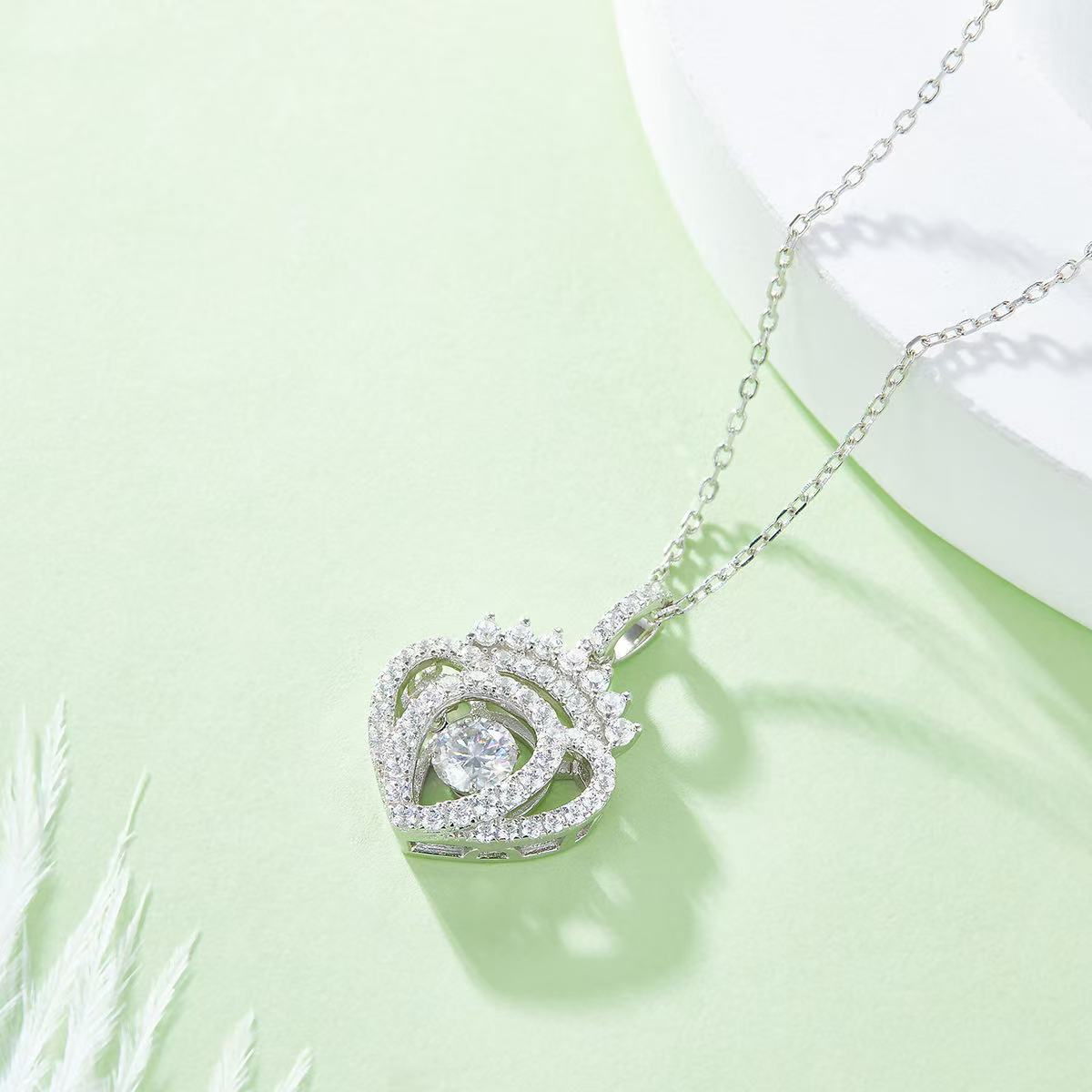 Felistly Jewelry Lively Hearts Series: Exquisite Moissanite Choker Necklace for Women